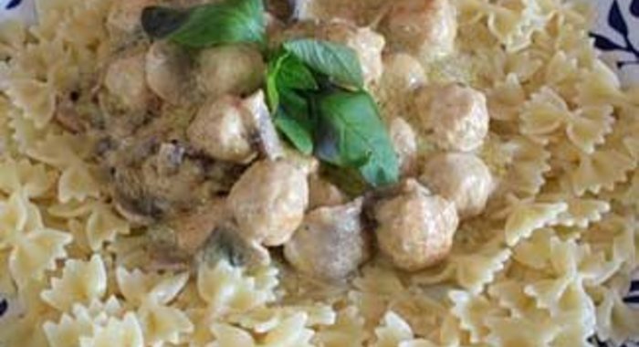 Фарфалле с грибным соусом и фрикадельками