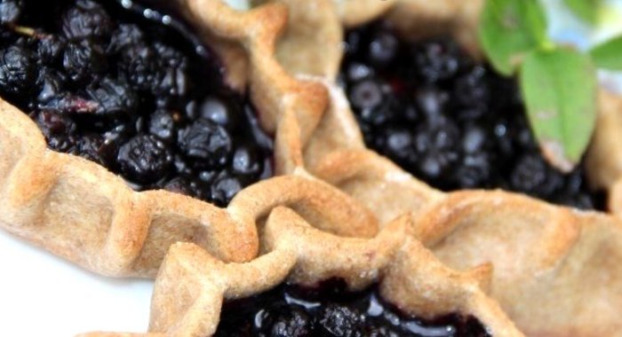 Пирожки с черникой из пресного теста