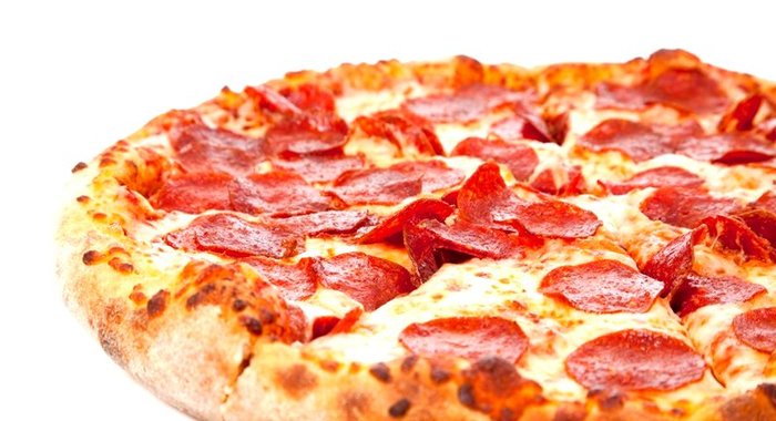 Пицца в домашних условиях с колбасой и сыром