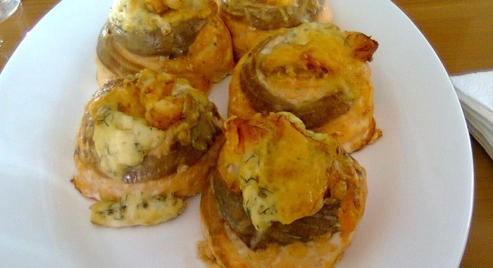Гратини (рулетики из семги с креветками и сыром, запеченные в духовке)