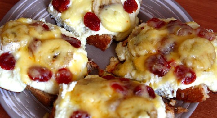 Гренки с запеченным творогом