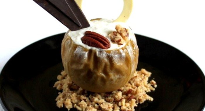 Печеное яблоко с кремом из голубого сыра и крамблом из ореха пекан