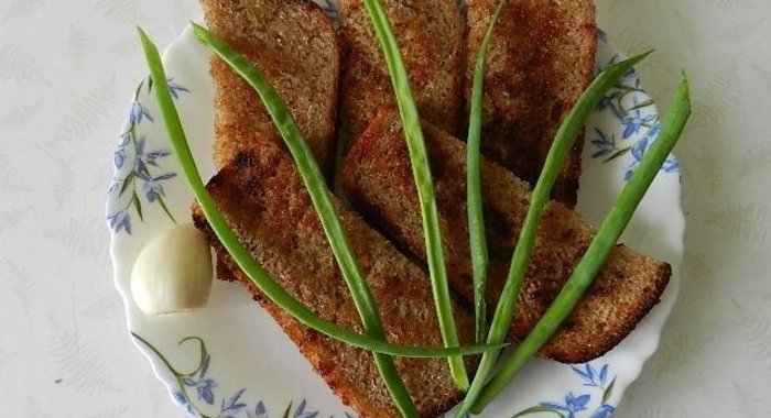 Чесночные гренки из черного хлеба с чесноком