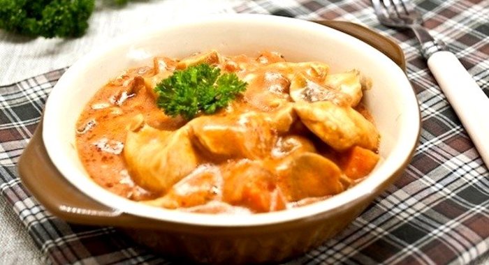 «Гуляш» с куриным филе и шампиньонами