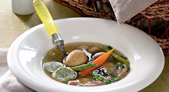 Суп из свежих овощей на летнем бульоне