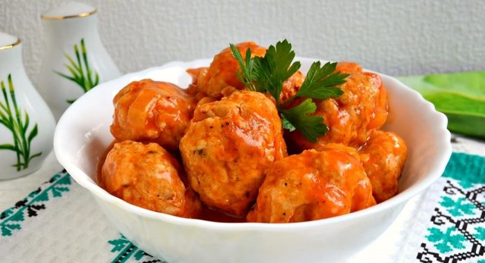 Тефтели из куриного фарша с пшеничной кашей в томатном соусе