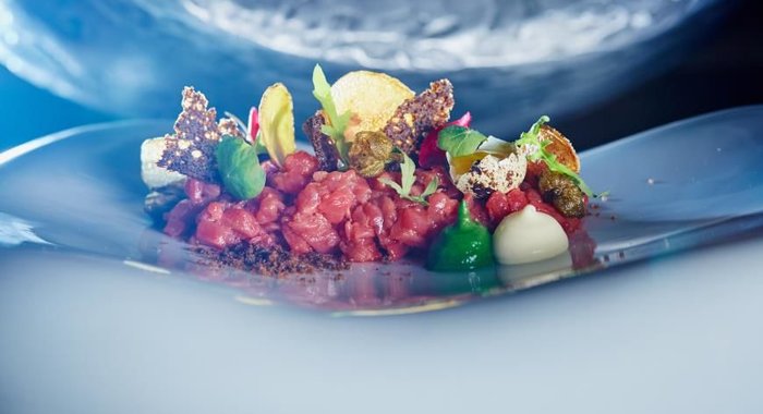 Тартар из говядины с муссом из пармезана со вкусом трюфеля и кремом из шпината