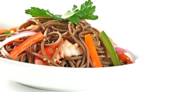 Бульон с гречневой лапшой и морскими гребешками