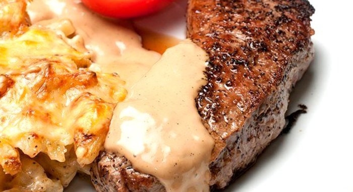 Стейки с соусом из розового перца