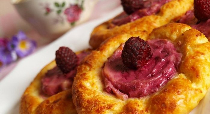 Запечённые сырники с ягодно-кремовой начинкой