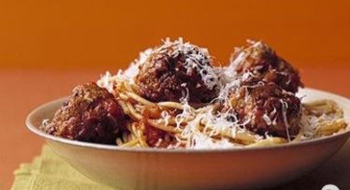 Спагетти с фрикадельками и сыром