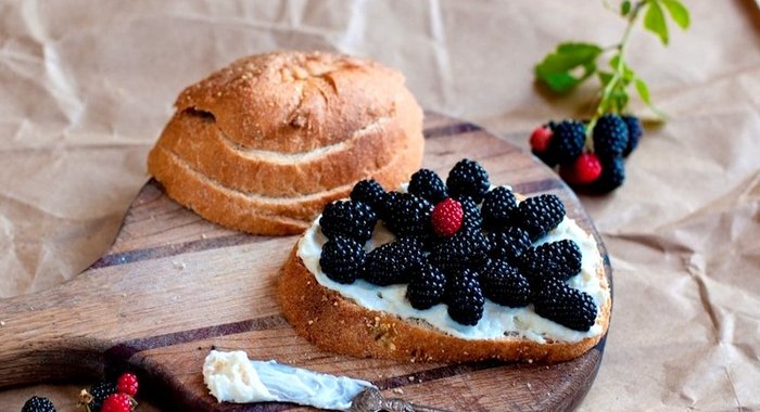 Бутерброды с ежевикой