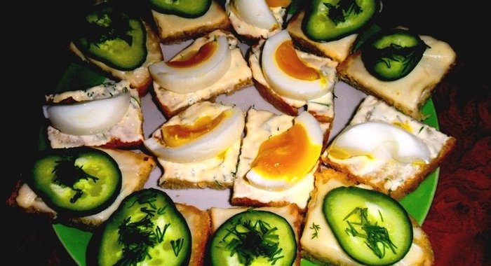 Канапе с чесночным майонезом, яйцом и огурцом