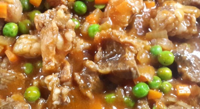 Гуляш из индейки с зеленым горошком