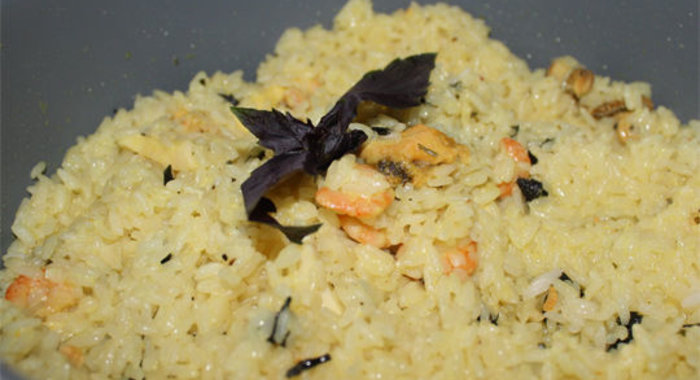 Быстрый плов с морепродуктами и базиликом