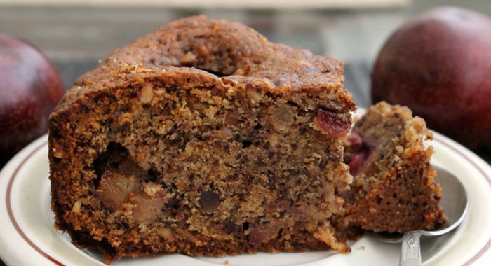 Шоколадная шарлотка со сливами