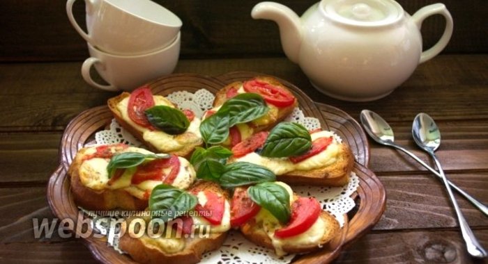 Гренки (кростини) с моцареллой и базиликом