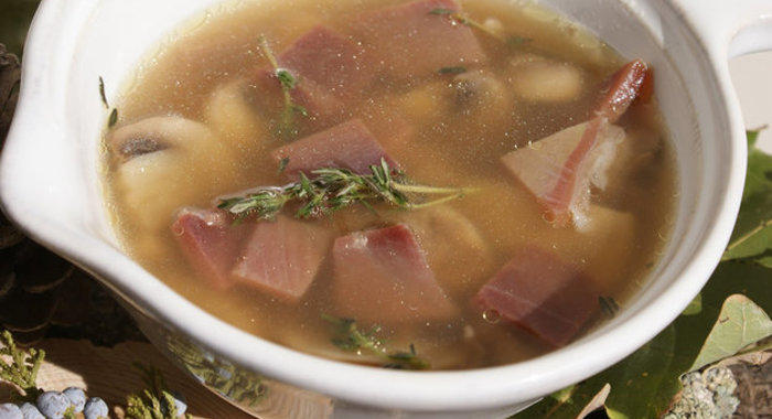 Простой грибной суп на курином бульоне