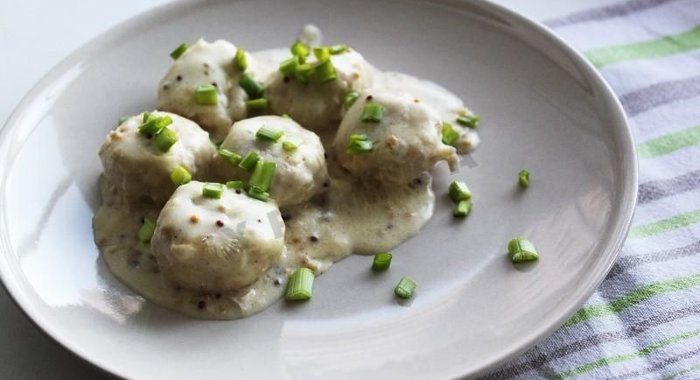 Куриные фрикадельки в сметанном соусе