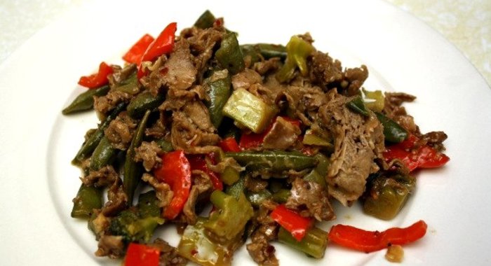 Гуляш из говядины с овощами