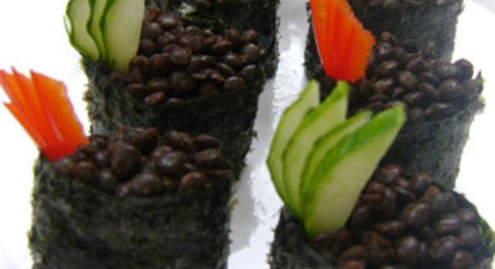 Гункан-суши с черной чечевицей