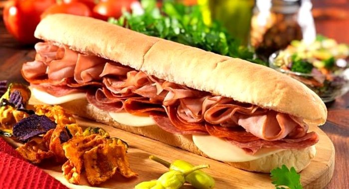 Бутерброды с колбасой и помидорами