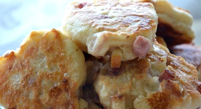 Оладьи с копченым сыром и колбасой