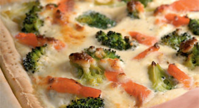 Пирог из копченой семги с брокколи и творогом