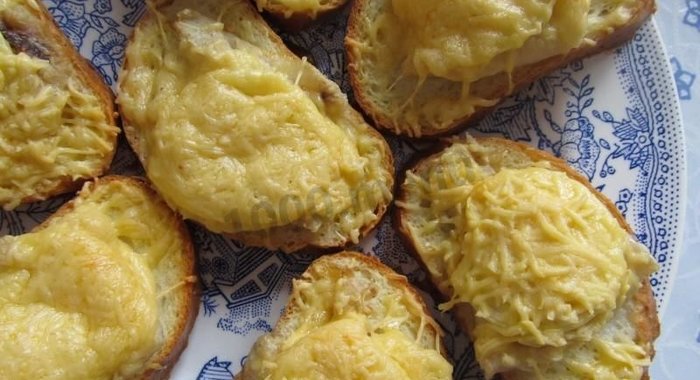 Горячие бутерброды с рыбным филе и сыром