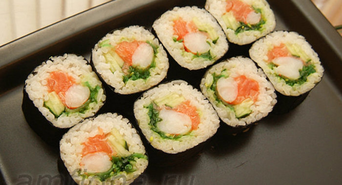 Роллы с креветками, чукой и лососем