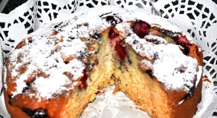 Шарлотка с яблоками и черешней