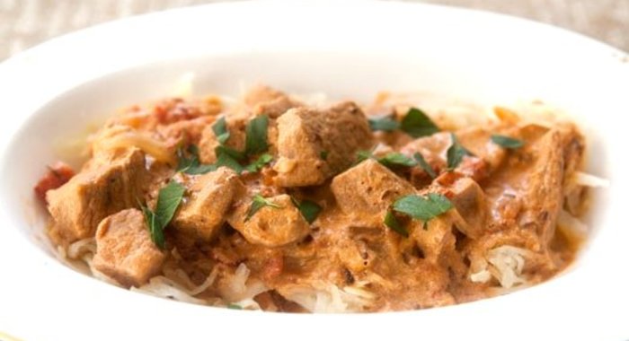 Гуляш из курицы со сметаной