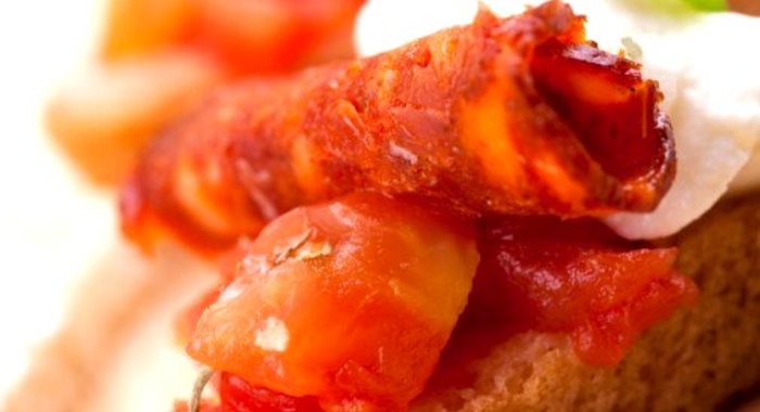 Канапе с сыром, помидором и беконом