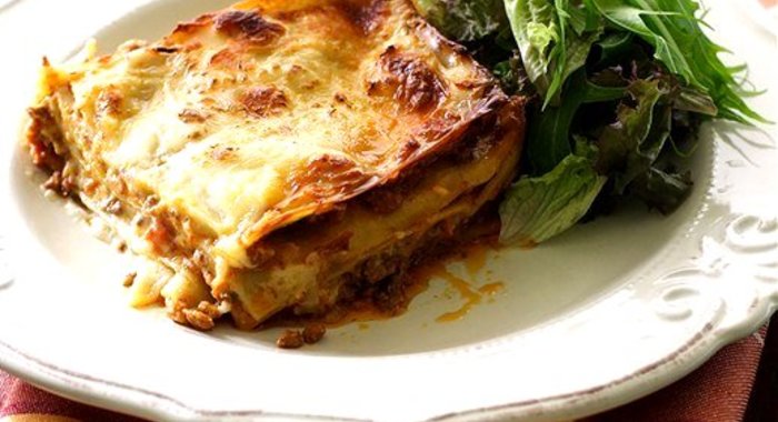 Лазанья с соусом бешамель, марсалой, пармезаном и луком-шалот