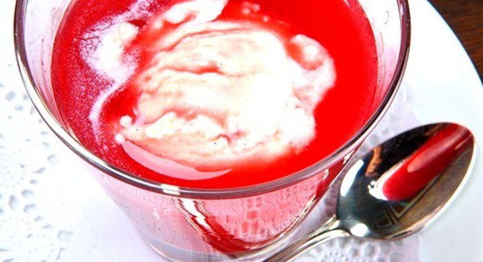 Компот из слив, малины и красного вина с ванильными взбитыми сливками