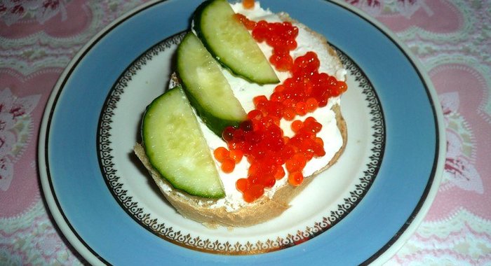 Бутерброд с икрой и огурцом