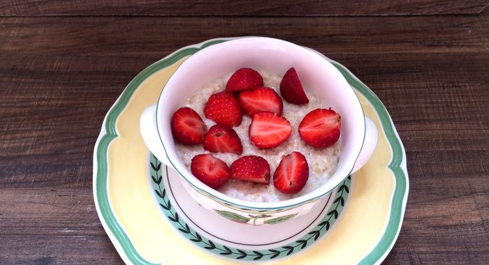 Овсяная каша с клубникой