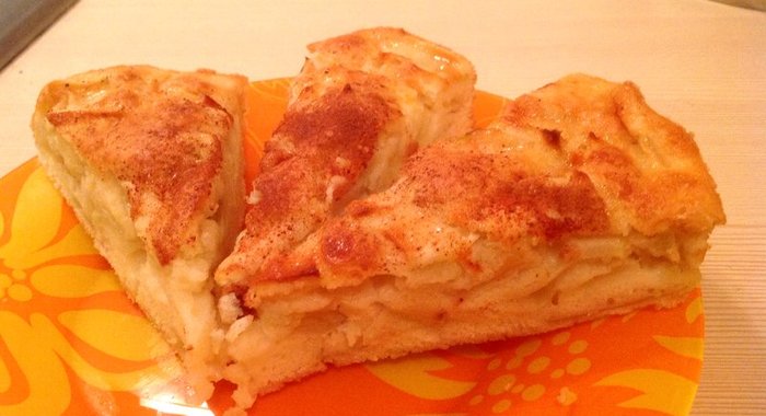Воздушная шарлотка с корицей и яблоками