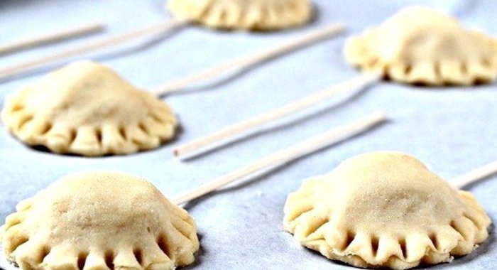 Пирожок с яблоком на палочке