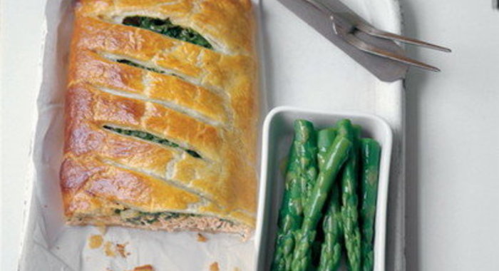 Запеченный рулет из лосося со спаржей