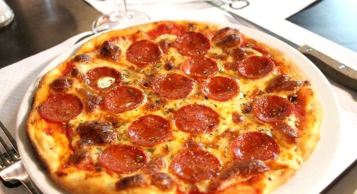 Пицца по-домашнему с колбасой