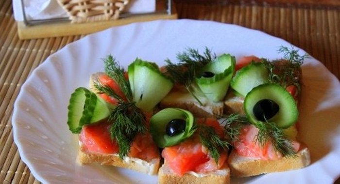 Бутерброды с семгой и свежим огурцом