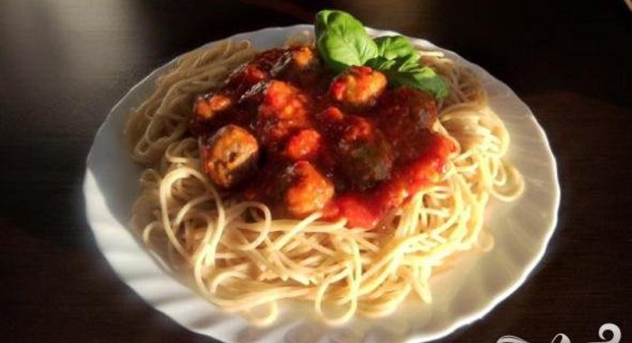 Спагетти с фрикадельками и листовой свеклой