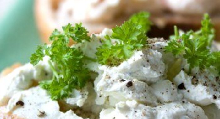 Хрустящий французский багет с паштетом из яиц, чили, петрушки и карри