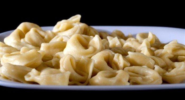 Тортеллини с курицей, сыром и мускатным орехом