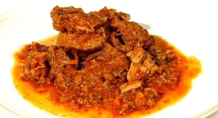 Гуляш из говядины с томатной пастой