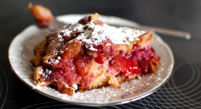 Шарлотка с ржаной мукой, яблоками и сливой