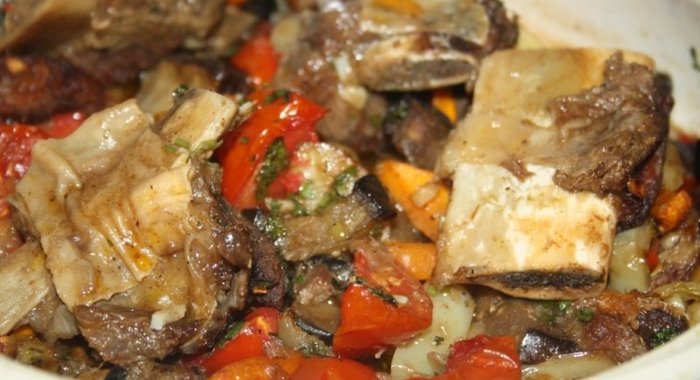 Жаркое с говяжьими ребрышками и летними овощами