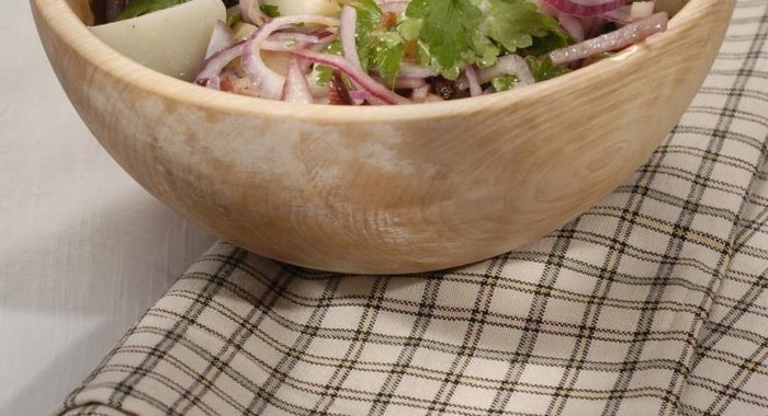 Картофельный салат с красным луком и беконом