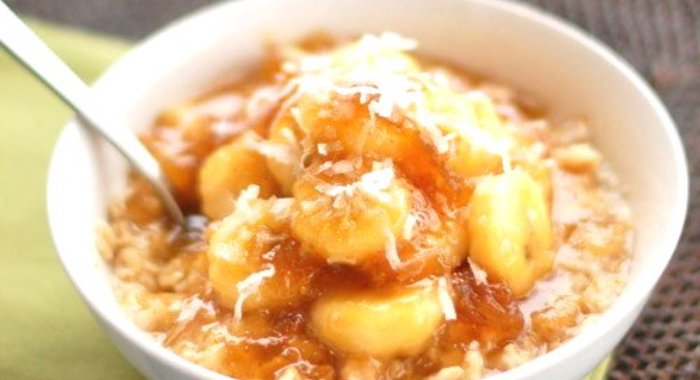 Овсяная каша с бананом и инжирно-карамельным соусом